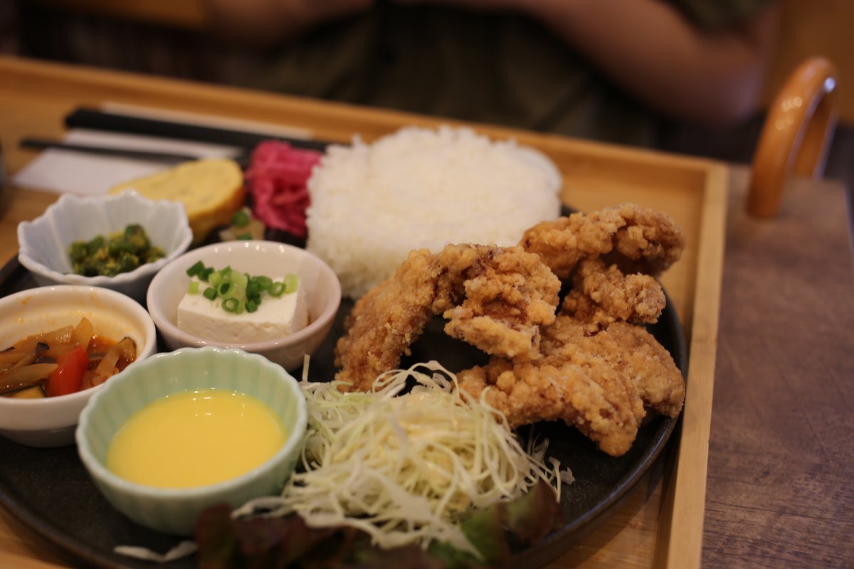 日替わりランチ(例:鶏肉の唐揚げ)