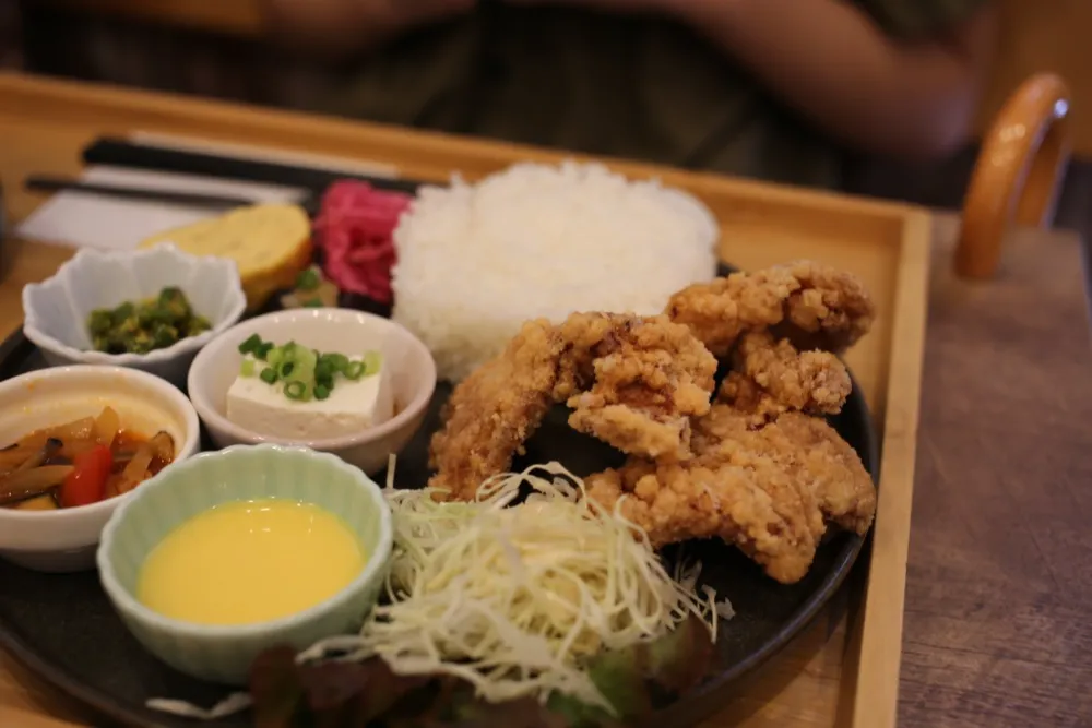 日替わりランチ(例:鶏肉の唐揚げ)