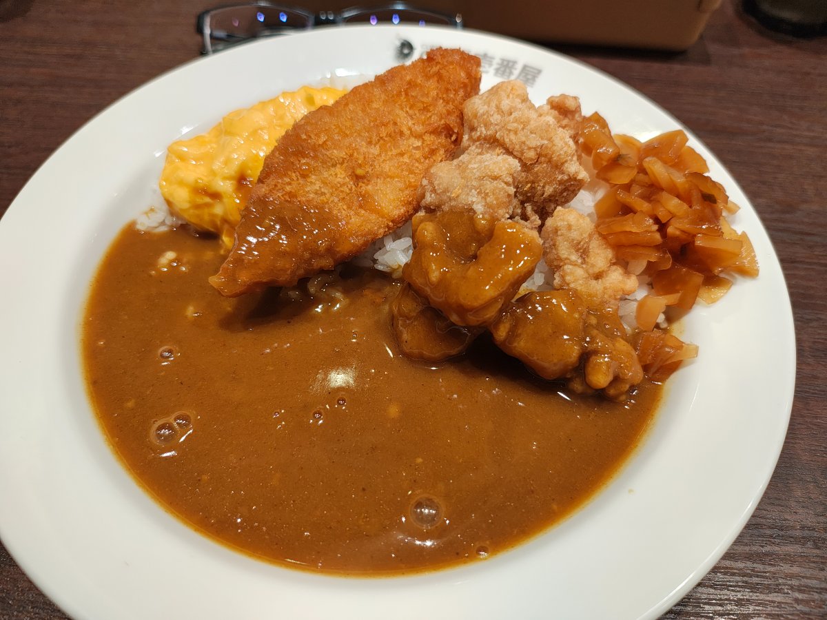 ポークカレー（写真はトッピングあり）