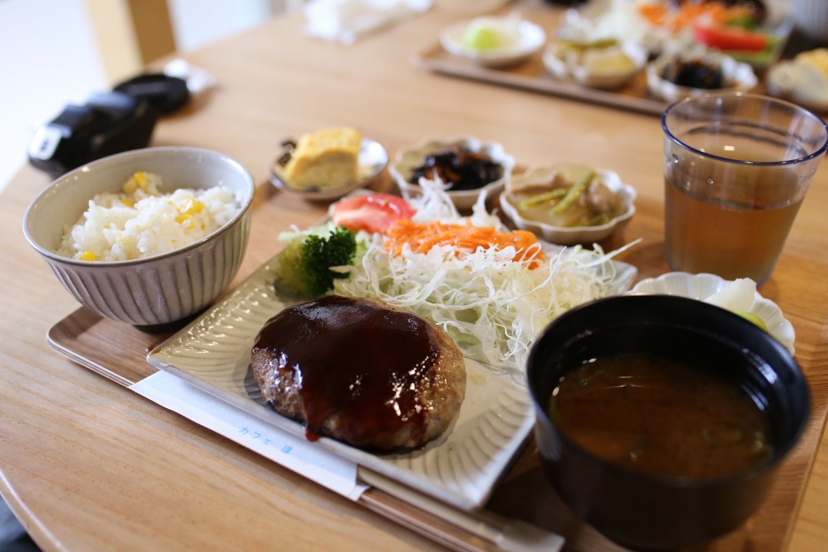日替わり定食(例:ハンバーグ)