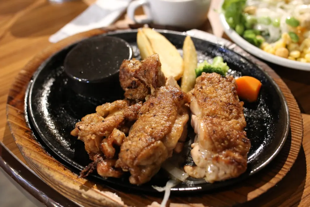 カリカリチキンステーキ(180g、サラダバー付き)